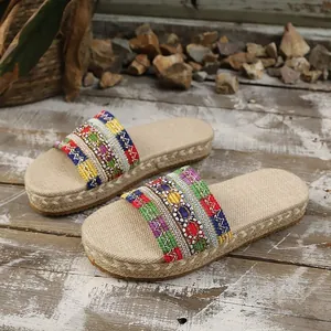 Stylische Plateau-Pantoletten im Boho-Stil mit buntem Ethno-Webband und Jutesohle