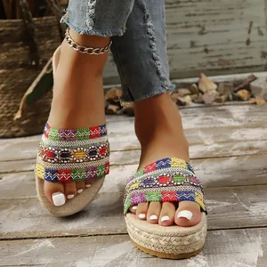 Detailansicht böhmischer Plateausandalen mit bunt besticktem ethnischem Band