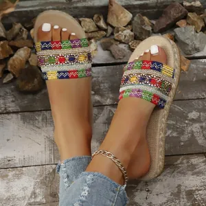Elegante böhmische bestickte Pantoletten für Damen mit rustikaler Strohtextur-Sohle.