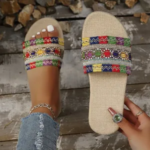 Boho-Sandalen mit bunten Webmustern und natürlicher Jutesohle für heiße Sommertage