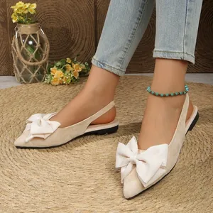 Vue détaillée de chaussures slingback beiges à bout pointu avec de grands nœuds décoratifs