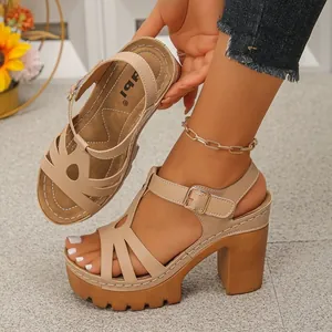 Stijlvolle beige plateau sandalen met hoge hak en uitsnijdingen voor dames