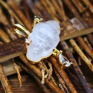 Gedetailleerde weergave van een wolk-hanger van natuursteen met gouden ster en kristal