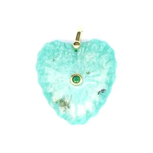 Dettaglio del pendente in amazzonite scolpita a cuore con inserto in zircone