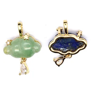 Detailopname van wolkvormige natuurstenen hangers in groen aardbeienkwarts en blauwe lapis lazuli