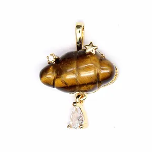 Gedetailleerd zicht op een wolkvormige tijgeroog hanger met een traanvormig kristal