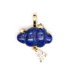Detailweergave van lapis lazuli wolkenhanger met gouden ster en druppelvormig kristal