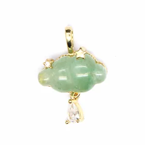 Detailweergave van een groene natuursteen wolk hanger met gouden ster en kristallen druppel