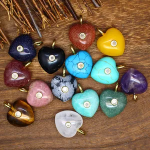 Collection de divers pendentifs en pierre naturelle en forme de cœur sertis de zircon
