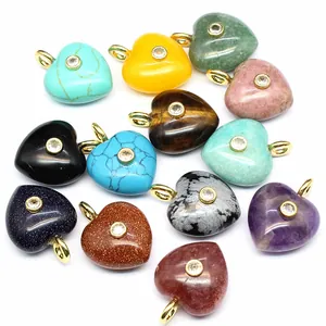 Pendentifs en pierre naturelle en forme de cœur avec détails en zircone étincelant.