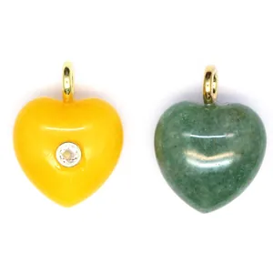 Vue détaillée de pendentifs en forme de cœur en pierre naturelle jaune et verte dorés