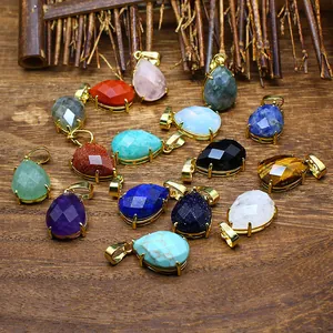 Vue détaillée de divers pendentifs en pierre naturelle facettée en forme de goutte