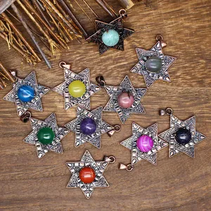 Vue détaillée de pendentifs hexagrammes vintage avec diverses pierres naturelles