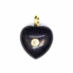 Vue détaillée d'un pendentif cœur en pierre de soleil bleue avec cristal et bélière