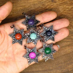 Détail de six pendentifs hexagrammes vintage avec pierres naturelles colorées à la main.