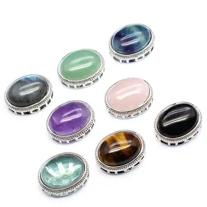 Detail van acht ovale natuursteen hangers voor DIY sieraden maken