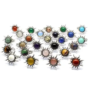 Sammlung von Retro-Sonnenringen mit verschiedenen Natursteinen in Silberfassung.