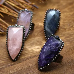 Primer plano de anillos vintage en forma de escudo con amatista y cuarzo rosa natural