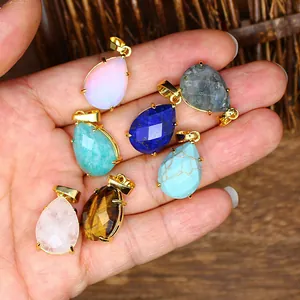 Vue détaillée de divers pendentifs facettés en pierre naturelle en forme de goutte