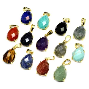 Pendentifs en forme de goutte en pierres naturelles avec des bélières dorées