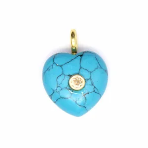 Détail d'un pendentif en pierre de turquoise en forme de cœur avec oxyde de zirconium