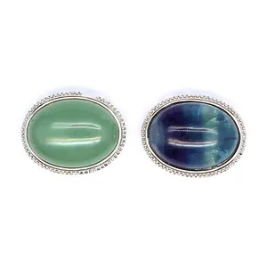 Detail van ovale kristallen cabochons met zilveren kralenranden voor DIY sieraden.