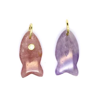 Detailansicht von zwei niedlichen Fisch-Anhängern aus Naturstein in Rosa und Lila