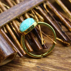 Vue macro d'une pierre d'Amazonite facettée carrée sur une bague ajustable plaquée or