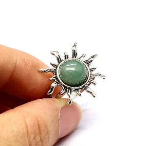 Nahaufnahme eines Retro-Sonnenrings mit grünem Naturstein und verstellbarem Band