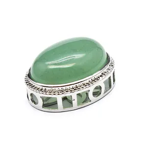 Detailweergave van een groene ovale cabochon steen gezet in een zilveren hanger frame