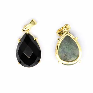 Vue détaillée de pendentifs gouttes en pierre noire et verte à facettes et bélière or.