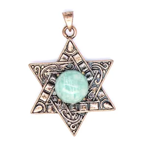 Vue détaillée d'un pendentif hexagramme vintage avec une pierre naturelle centrale