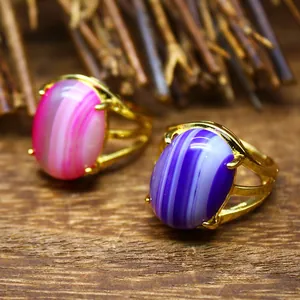 Dettaglio di pietre di agata rosa e viola naturali su anelli aperti placcati in oro 24k