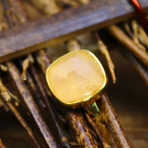 Vue détaillée d'une bague en pierre naturelle jaune carrée avec placage en or 24 carats.