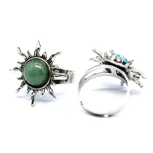 Verstellbarer Vintage-Ring in Sonnenform mit grünem Naturstein in einer detaillierten Nahaufnahme