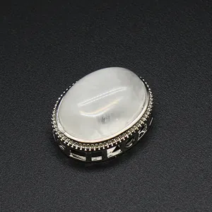 Detailweergave van een ovale witte kristalsteen in een zilveren metalen zetting