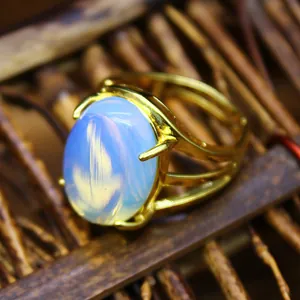 Primo piano di un anello placcato oro 24 carati con cabochon ovale in pietra di luna