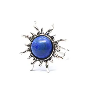 Detail-Makroansicht eines Retro-Sonnenrings mit natürlichem blauem Lapislazuli-Cabochon.