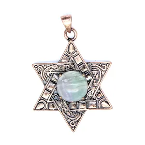 Vue détaillée en gros plan d'un pendentif hexagramme vintage en pierre naturelle