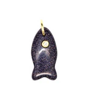 Nahaufnahme eines Fischanhängers aus blauem Sandstein mit einem funkelnden Zirkon-Augendetail.