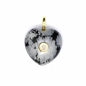 Détail rapproché d'un pendentif en obsidienne flocon de neige en forme de cœur