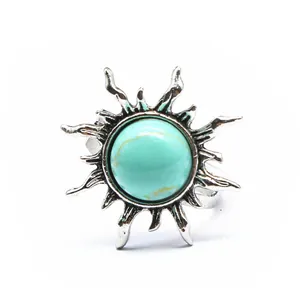 Detailansicht eines silbernen Sonnenrings im Vintage-Stil mit rundem Türkis-Stein