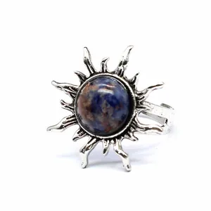 Detailansicht eines silbernen Rings in Sonnenform mit einem blauen Naturstein-Inlay