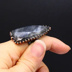 Detalle de un anillo vintage de labradorita en forma de escudo con borde de cuentas