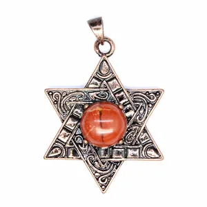 Pendentif Étoile de David en cuivre antique avec pierre naturelle rouge ronde au centre.