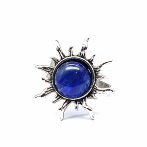 Detailansicht eines Retro-Sonnenrings mit einem polierten blauen Naturstein in der Mitte
