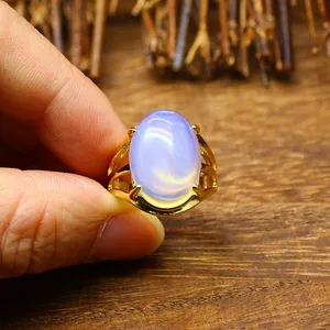 Dettaglio di un anello placcato oro 24k con una grande pietra naturale viola ovale