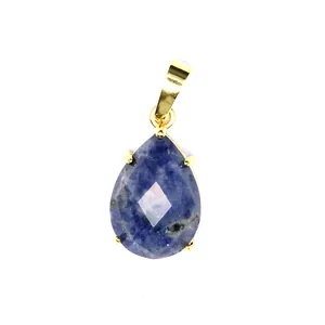 Détail d'un pendentif en sodalite bleue naturelle en forme de goutte facettée.
