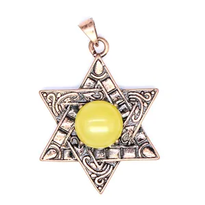 Vue détaillée d'un pendentif Étoile de David en bronze antique avec pierre jaune
