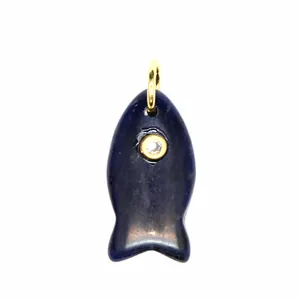 Detailaufnahme eines blauen Naturstein-Fisch-Anhängers mit funkelndem Zirkon-Auge